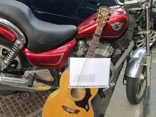 tierra Ministro colonia Moto y guitarra | Vanity Fea