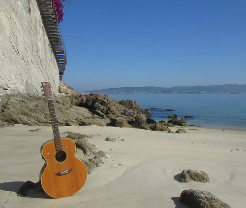 Retrato de mi guitarra en mi playa by JoseAngelGarciaLanda