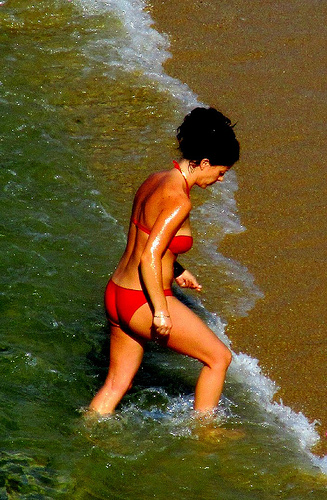 Mujer andando por el mar 3 by JoseAngelGarciaLanda