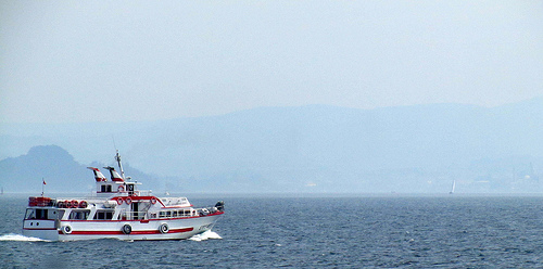 Pasa un ferry hacia Bueu by JoseAngelGarciaLanda